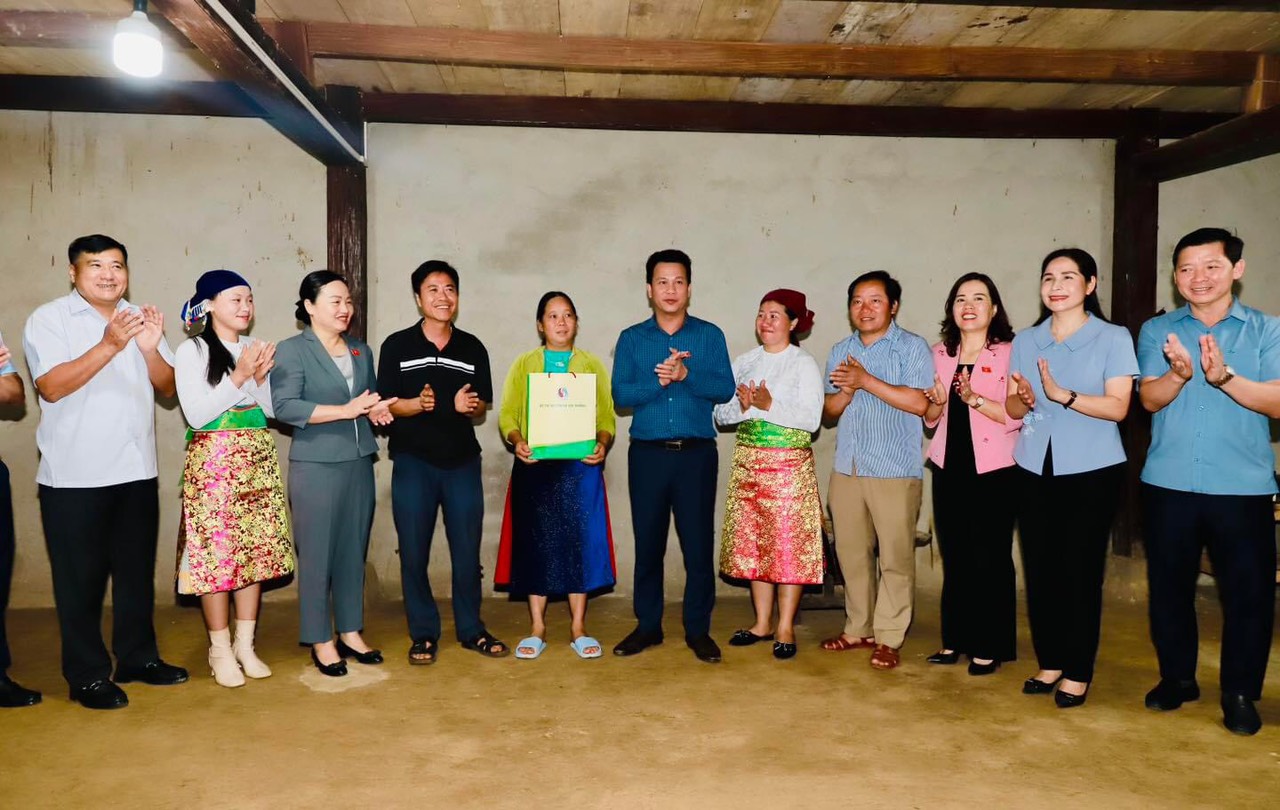 Đoàn đại biểu Quốc hội khoá XV tỉnh Hà Giang  đến thăm làng văn hoá gắn với việc xoá bỏ hủ tục lạc hậu tại thôn Phia Vèn