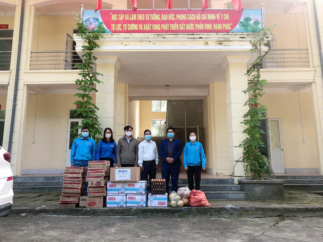 Huyện đoàn Bắc Mê và Ngân hàng Liên việt chi nhánh huyện Bắc mê trao tặng quà ủng hộ phòng, chống dịch Covid-19 tại xã Lạc Nông.