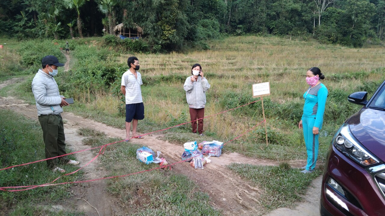 Các hộ dân cách ly tại nhà thôn Bản Khén nhận quà hỗ trợ từ nguồn khuyên góp ủng hộ